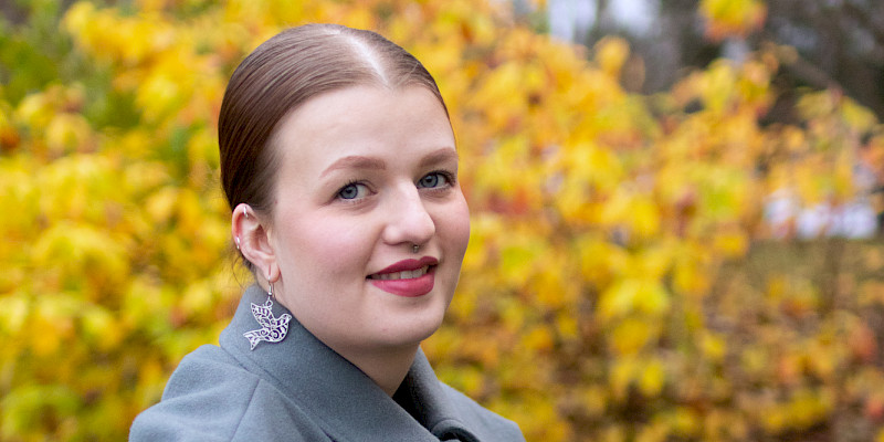 Heidi syksyisellä arboretumilla.